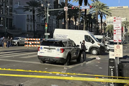 Una camioneta forense está estacionada en la esquina de Bourbon St. y Canal St., luego de que un vehículo embistiera a una multitud de personas en la madrugada del día de Año Nuevo, en Nueva Orleans, el miércoles 1 de enero de 2025