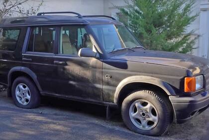 Una camioneta Land Rover, uno de los tres vehículos que había en la casa abandonada