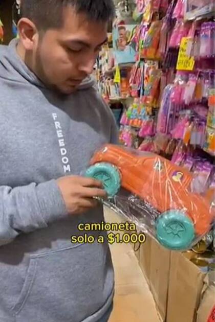 Una camioneta por $1000 fue uno de los juguetes que encontró a precio de ganga Aronn Alderetes en un local de Once