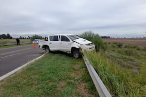 Fueron a asistir una camioneta volcada y los sorprendió el millonario cargamento que quedó abandonado