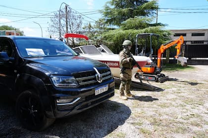 Una camioneta y una lancha incautados a Los Menores