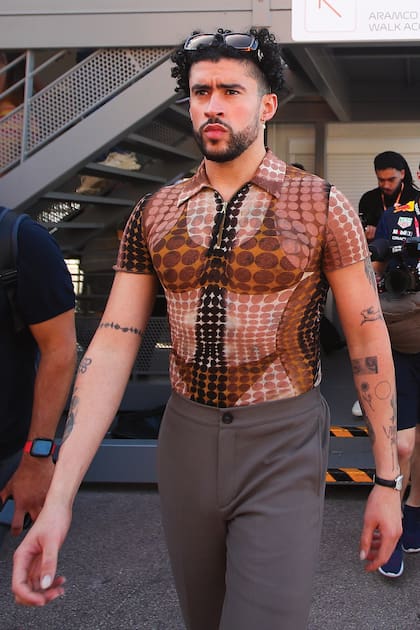 Una camisa vintage transparente
con lunares y estampado de bikini de Jean
Paul Gaultier, pantalón gris y anteojos Gucci
para asistir al Gran Prix de Mónaco, en 2023