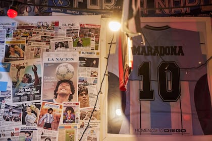 Una camiseta de Diego Armando Maradona, enmarcada de una de las paredes