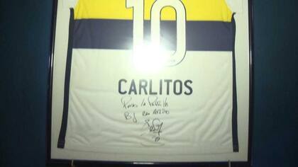 Una camiseta supuestamente dedicada por Tevez