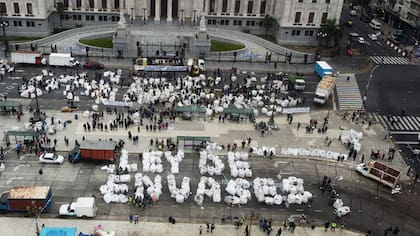 Una campaa de Jvenes por el Clima junto a recuperadores urbanos en el Congreso de la Nacin para reclamar por una Ley de Envases con Inclusin Social