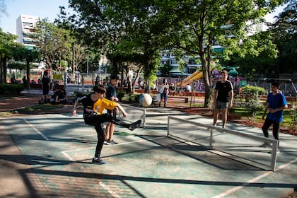 Una cancha de fútbol tenis en la plaza Aristóbulo del Valle. en la comuna 11