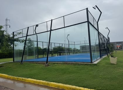 Una cancha de padel profesional es parte de la infraestructura deportiva