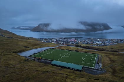 Una cancha en el pueblo de Leirvök, Islas Feroe: este archipiélago ventoso y lluvioso del Atlántico Norte tiene solo 55.000 habitantes, pero su selección es el boom de las eliminatorias