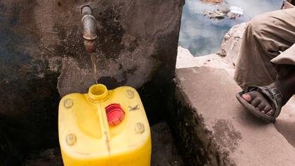 Una canilla pública de agua potable en Madagascar