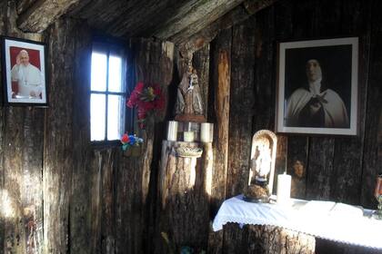 Una capilla de troncos, a pasos de la casa