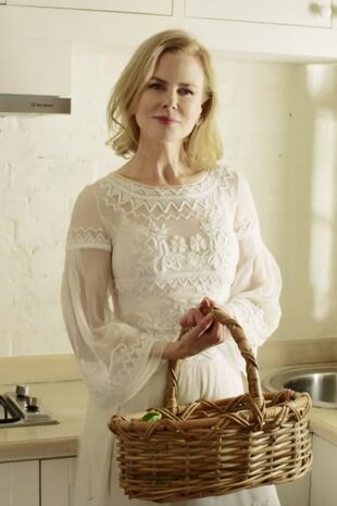 Una captura de NIcole Kidman en un video para Vogue donde posa con la canasta que usa para recoger huevos en su corral doméstico