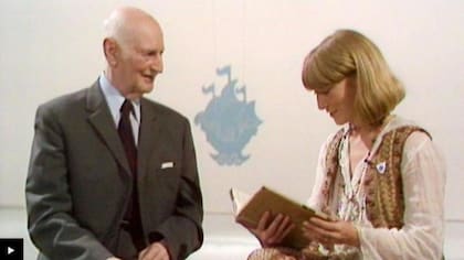 Una captura de pantalla del programa Blue Peter con la presentadora Lesley Judd conversando con Otto Frank.