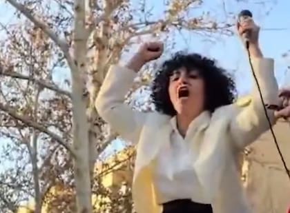 Una captura de un video publicado en redes sociales de Mohammadi hablando al público poco antes de ser arrestada en diciembre de 2025