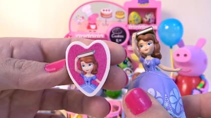 Una captura de una de las producciones de Mejores Juguetes con el unboxing de huevos de chocolate con sorpresas, que contabiliza más de 226 millones de vistas