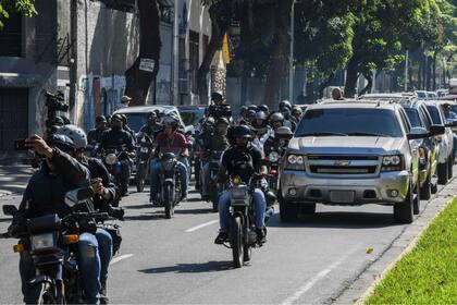 Una caravana con dirigentes opositores, camino al Parlamento venezolano