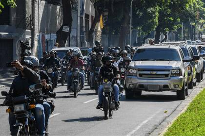 Una caravana con dirigentes opositores, camino al Parlamento venezolano