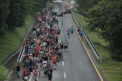 Una caravana de migrantes sale de la localidad de Ulapa el sábado 30 de octubre de 2021, en el estado de Chiapas, México 