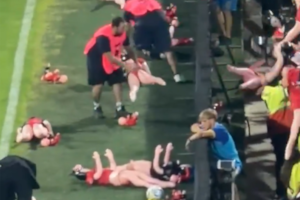 Hinchas de Rosario Central arrojaron muñecas inflables vestidas con las camisetas de Newell’s