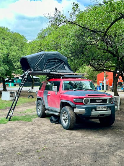 Una carpa arriba de una camioneta en el Camping Lillo