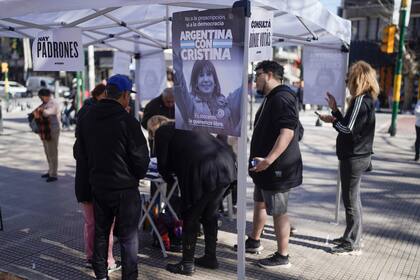 Una carpa de militantes kirchnerista en la plaza de San Justo