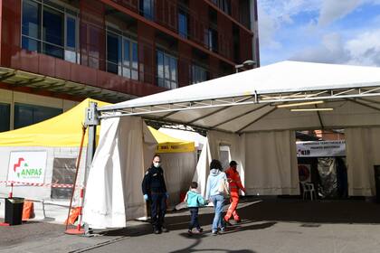 Una carpa instalada al lado de un hospital en Piacenza para analizar casos