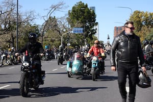 Un impactante desfile de motos clásicas y vintage en la ciudad