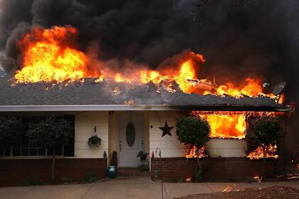 Una casa arde en Paradise, California.