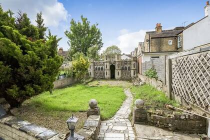 Una casa con un castillo en el interior está a la venta en Inglaterra