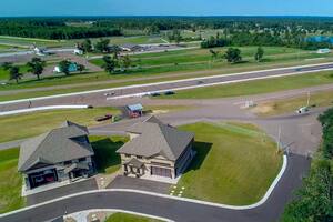 Una casa construida en medio del International Raceway de Brainerd sale a la venta y los dueños piden un millón de dólares.