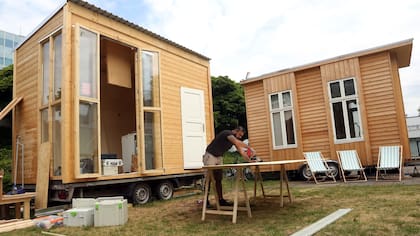 Una casa de 25 metros cuadrados podría albergar a cuatro personas; son casas rodantes, para poder moverlas y estacionarlas donde haya lugar