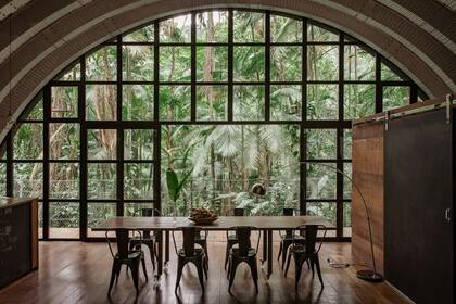 Una casa de alquiler temporario en Paraty, Brasil, con una espectacular exuberancia de vegetación