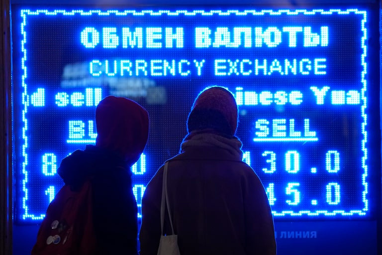 Rublo âblueâ: los rusos vuelven a las viejas tÃ¡cticas del mercado negro para sacar su dinero del paÃ­s