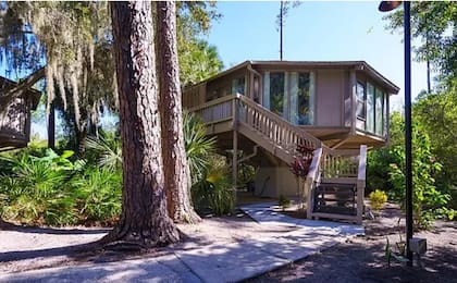 Una casa de Florida, que parece estar construida sobre un pedestal, se encuentra a la venta