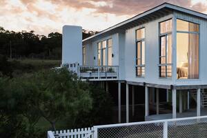 En Uruguay, una casa-puente que mira al mar desde el campo