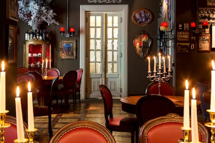 Una casa de tango argentina, con algo de arrabal y mucho de elegancia. Los platos exhiben lujuria desde su arquitectura a sus sabores.