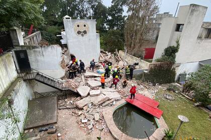 Una casa de tres pisos se derrumbó en la zona norte de Rosario. Rescataron a dos personas con vida, una tercera murió.
