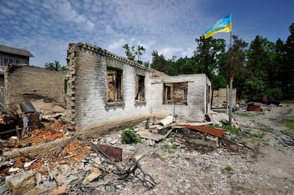 Una casa destruida en Moshchun, en la región de Kiev. (Photo by SERGEI CHUZAVKOV / AFP)