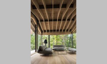 Una casa diseñada por Time and Style en Kitasaku-gun, prefectura de Nagano, donde la madera y la naturaleza son protagonistas