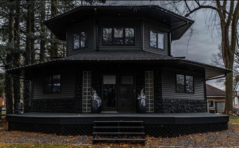 Pintó su casa completamente de negro adentro y afuera, ahora nadie se la  quiere comprar - LA NACION