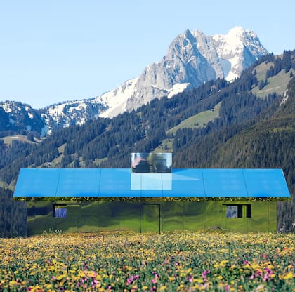 Una casa en los Alpes suizos cuenta con estos vidrios y se camufla en el paisaje