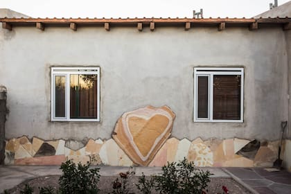 Una casa con detalles en piedra laja en Los Menucos. Esta localidad de carácter ganadero está vinculada históricamente al trabajo de minería de la piedra laja y cada año, entre marzo y abril, tiene lugar la Fiesta Nacional de la Piedra Laja.
