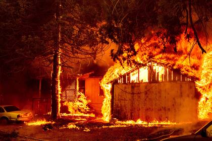 Una casa envuelta en llamas mientras el incendio de Dixie continúa en Greenville