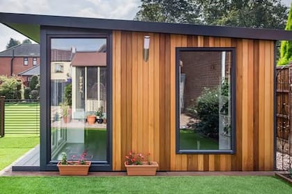 Una casa modular es, en esencia, una vivienda construida en fábrica a partir de módulos estandarizados que luego se ensamblan en el terreno elegido