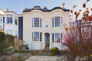 Una casa normal, pero en el fondo del jardín se esconde un secreto de siglos de antigüedad (Foto: Jam Press/Rush, Witt & Wilson)