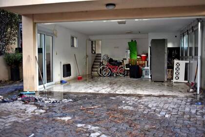 Una casa que quedó en medio del incendio