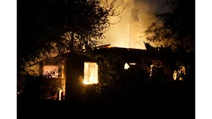 Una casa se quema después de bombardeos en el pueblo de Marinka, cerca de Donetsk, Ucrania oriental.