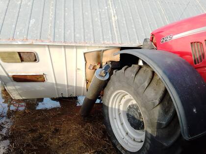 Una casilla rural voló sobre un tractor