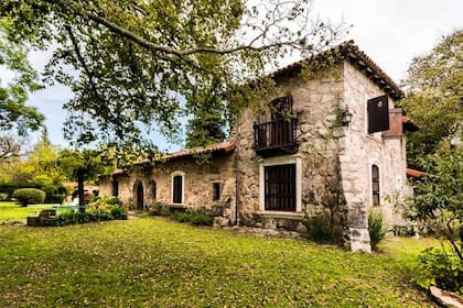 Una casona de estilo tradicional en las afueras de Córdoba capital, típica por sus amplios jardines, techos altos y arquitectura de época