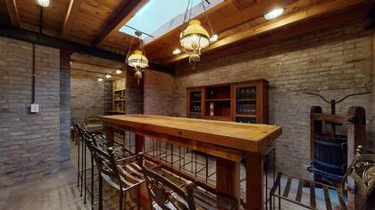 Una cava subterránea le da el toque final a los servicios de la estancia.