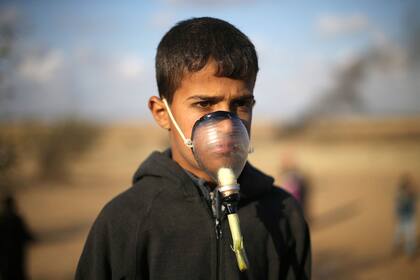 Una cebolla de verdeo insertada en el pico de un envase plástico sirve como máscara antigás